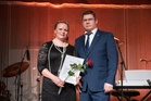Jyväskylän vuoden liikuntateko palkinnon noutivat seuran puheenjohtaja Petra Riutta-aho ja lajivastaava Pasi Sarkkinen. (kuva Harri Kapustamäki)