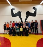 Ryhmäkuva leirin ensimmäisen treenin jälkeen maanantaina