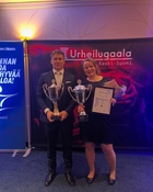 Vuoden urheilija Jonni Sarkkinen ja HWJ:n puheenjohtaja Petra Riutta-aho